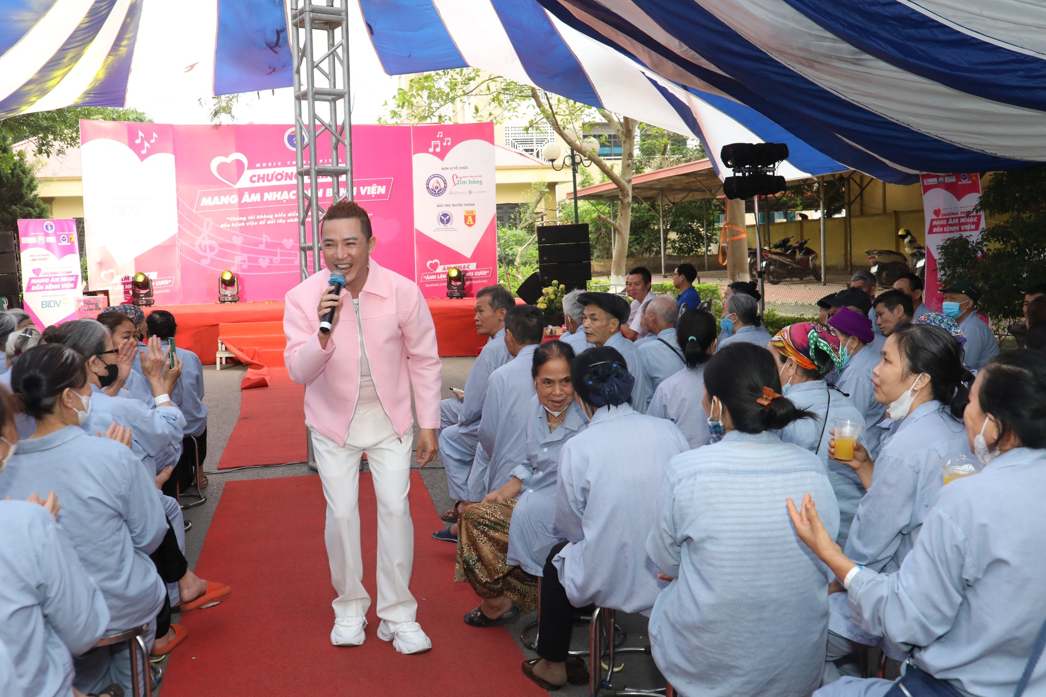 Mang âm nhạc đến bệnh viện số 215: Hơn cả âm nhạc là tình người giữa đời thường - Ảnh 5.