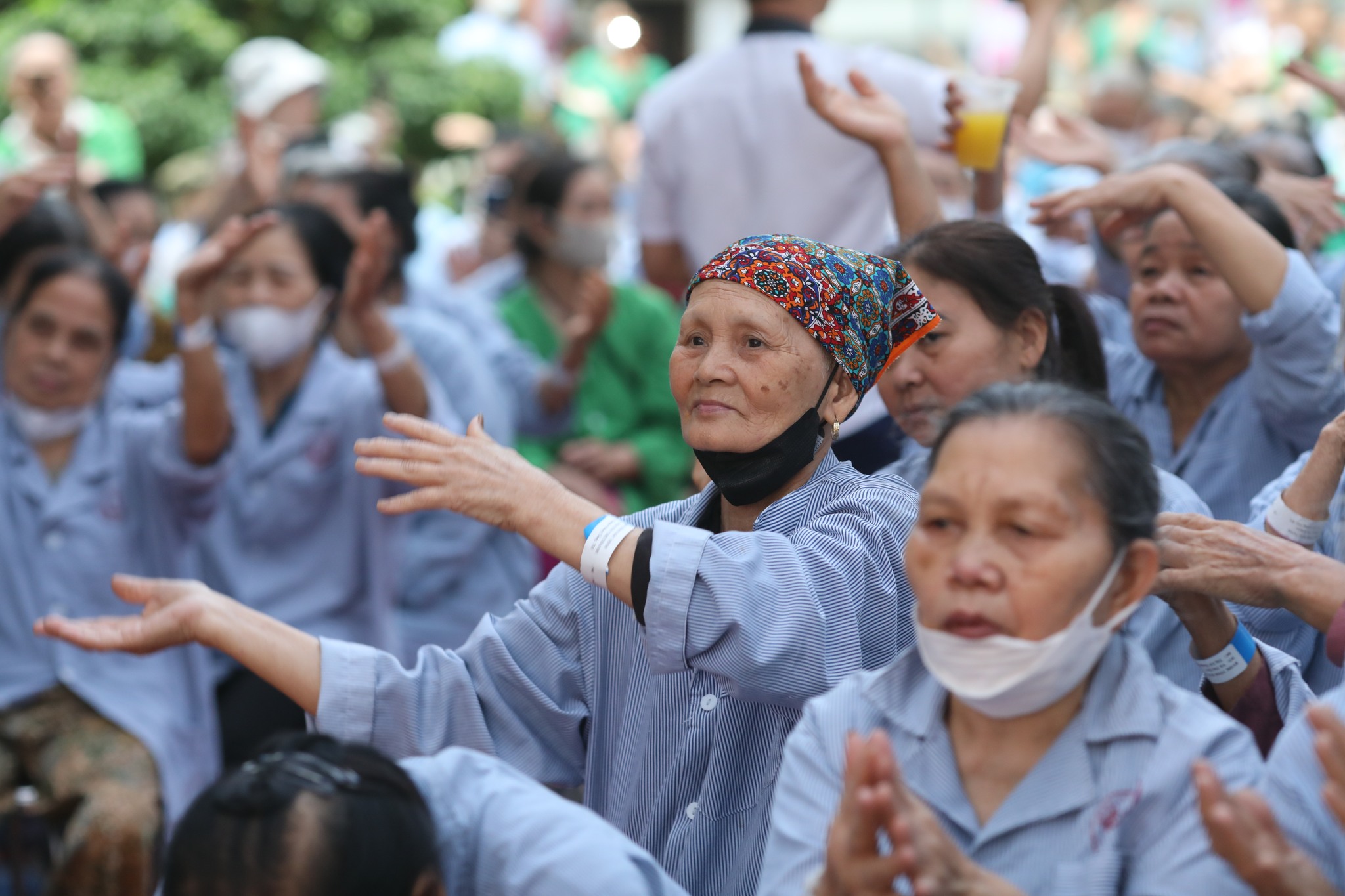 Mang âm nhạc đến bệnh viện số 215: Hơn cả âm nhạc là tình người giữa đời thường - Ảnh 8.