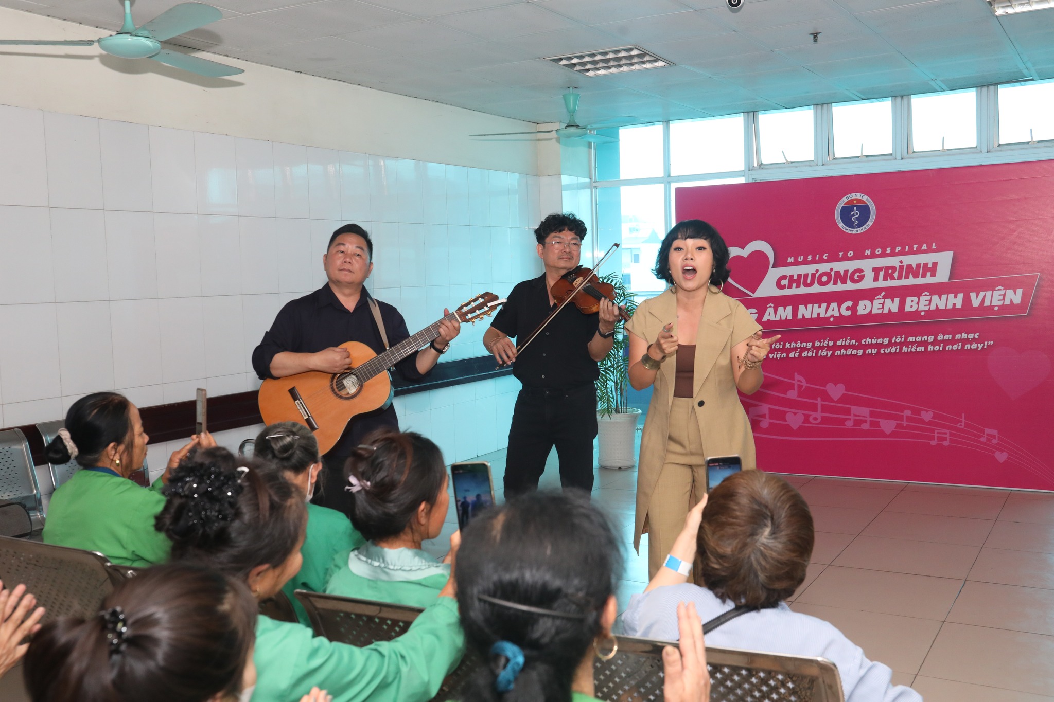 Mang âm nhạc đến bệnh viện số 215: Hơn cả âm nhạc là tình người giữa đời thường - Ảnh 7.