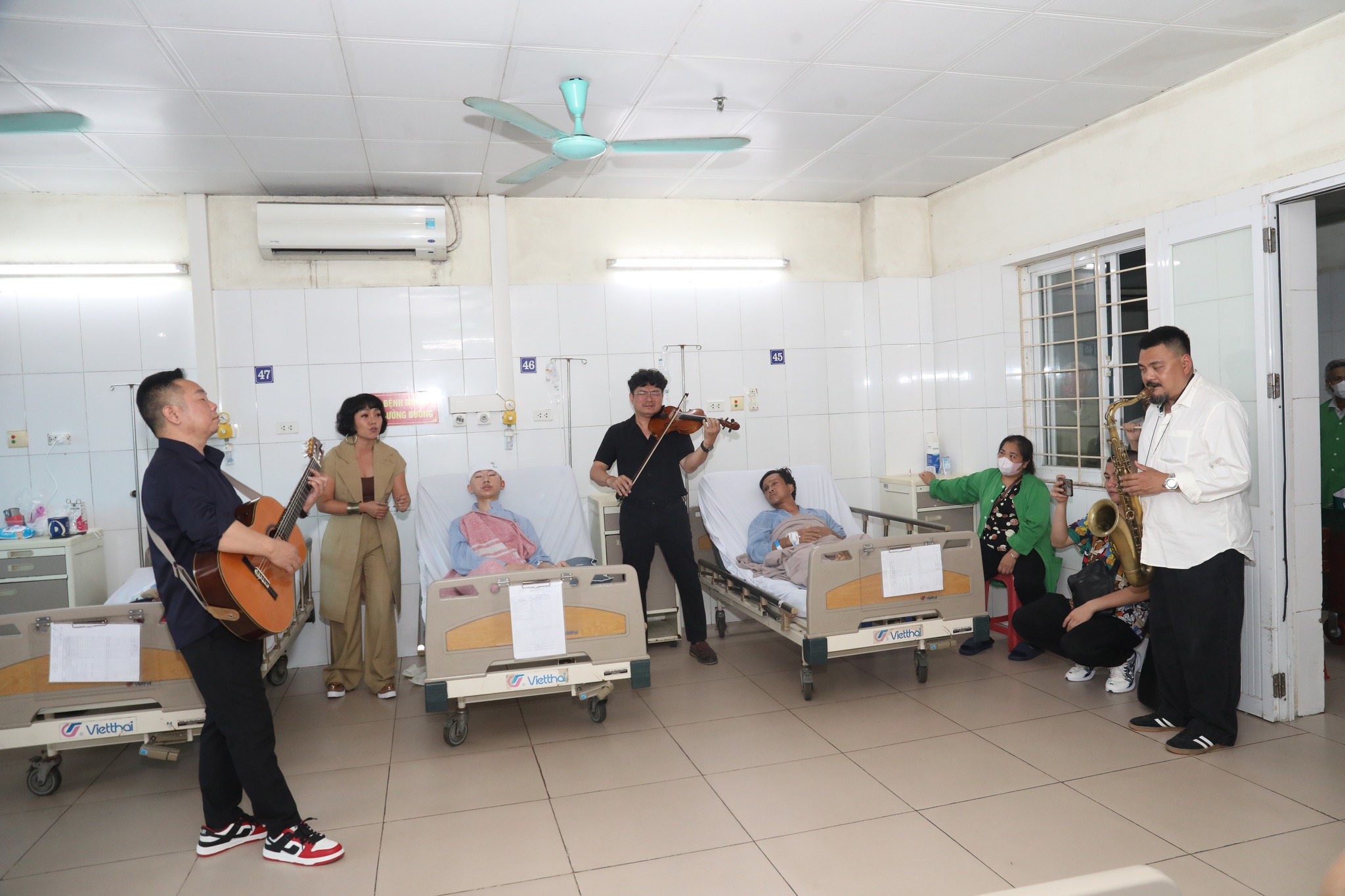 Mang âm nhạc đến bệnh viện số 215: Hơn cả âm nhạc là tình người giữa đời thường - Ảnh 3.