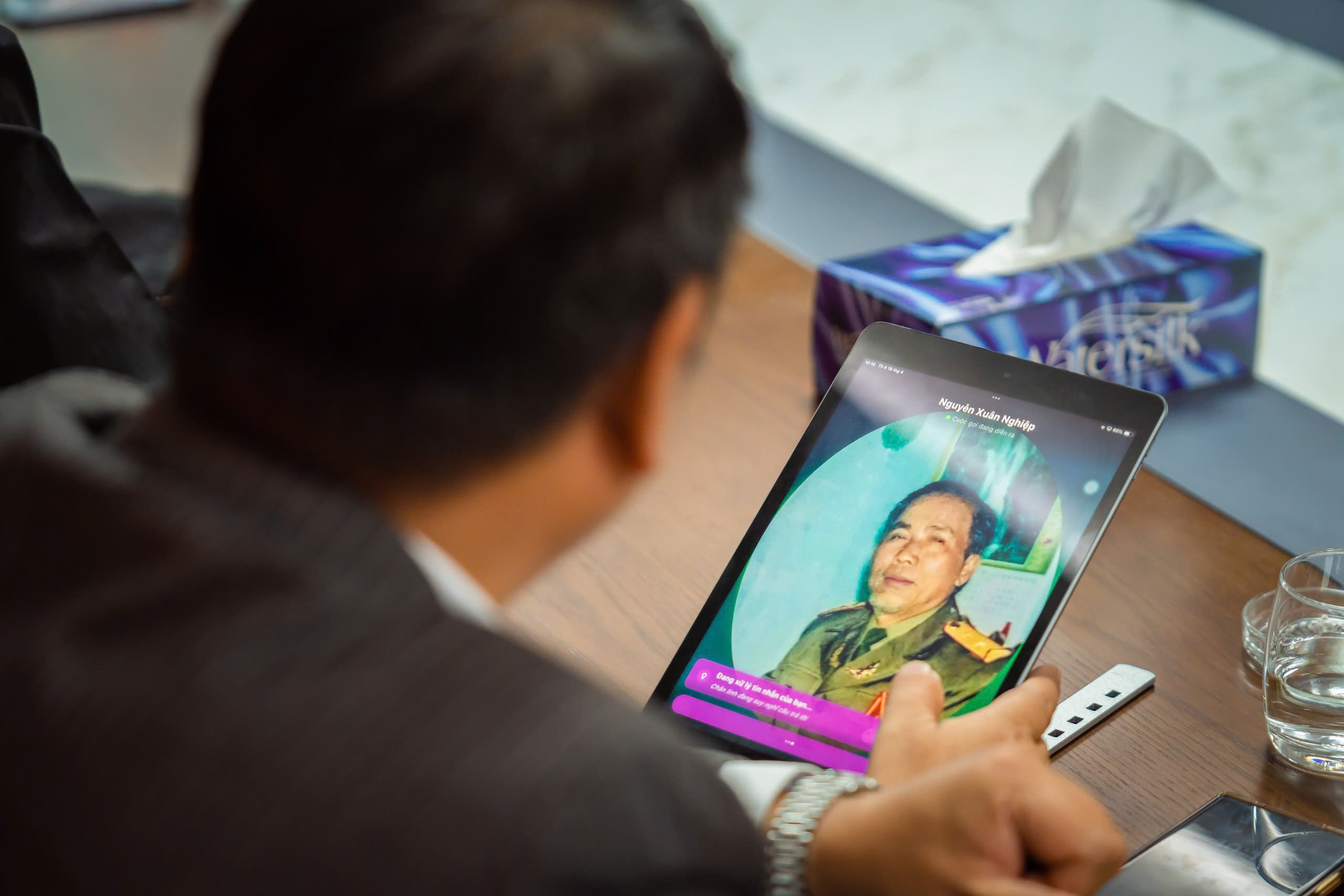 Khoảnh khắc nghẹn ngào của con trai gặp lại người cha đã khuất nhờ trí tuệ nhân tạo- Ảnh 2.