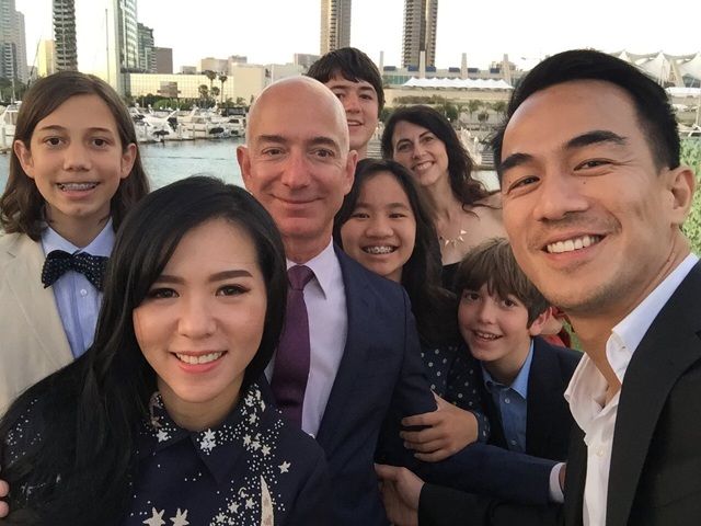Bé gái mồ côi may mắn nhất thế giới: Được tỷ phú Jeff Bezos nhận nuôi, thừa hưởng khối tài sản hàng tỷ USD- Ảnh 2. Bé gái mồ côi may mắn nhất thế giới: Được tỷ phú Jeff Bezos nhận nuôi, thừa hưởng khối tài sản hàng tỷ USD- Ảnh 2.