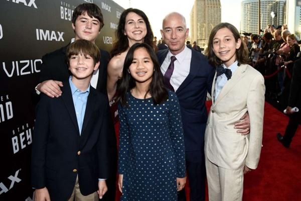Bé gái mồ côi may mắn nhất thế giới: Được tỷ phú Jeff Bezos nhận nuôi, thừa hưởng khối tài sản hàng tỷ USD- Ảnh 3. Bé gái mồ côi may mắn nhất thế giới: Được tỷ phú Jeff Bezos nhận nuôi, thừa hưởng khối tài sản hàng tỷ USD- Ảnh 3.