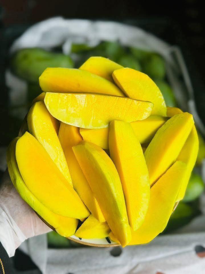 Xoài hạt lép bán đầy thị trường giá hơn chục nghìn/kg, tiểu thương tiêu thụ vài tạ mỗi ngày - Ảnh 9. Xoài hạt lép bán đầy thị trường giá hơn chục nghìn/kg, tiểu thương tiêu thụ vài tạ mỗi ngày - Ảnh 9.