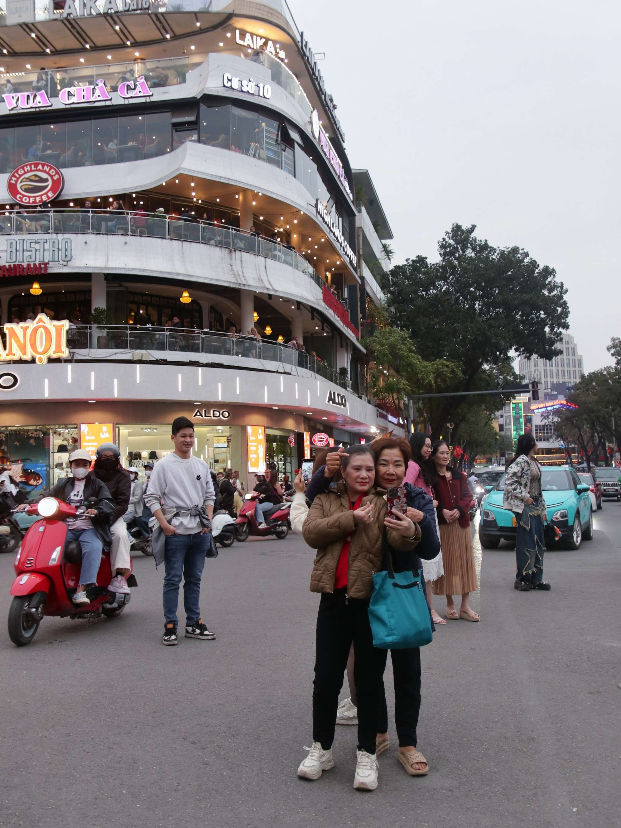 Người dân nô nức check-in “Hàm Cá Mập” ngay giữa dòng xe - Ảnh 5.