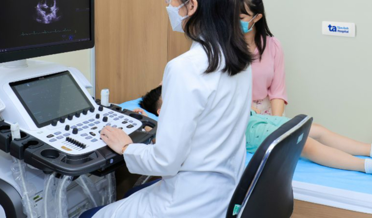 Đi khám vì nước tiểu sậm màu, bé 9 tuổi phát hiện bị tổn thương thận do căn bệnh này gây nên - Ảnh 2.