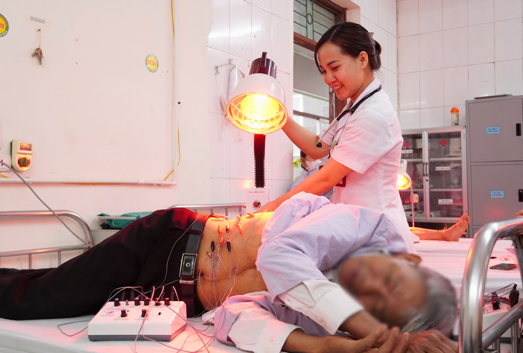 Dấu hiệu nhận biết và biến chứng đáng sợ của bệnh zona thần kinh - Ảnh 2.