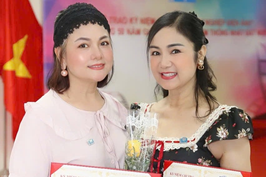 NSND Thu Hà khoe nhan sắc trẻ trung với váy đỏ sexy tại Mũi Né - Ảnh 1.