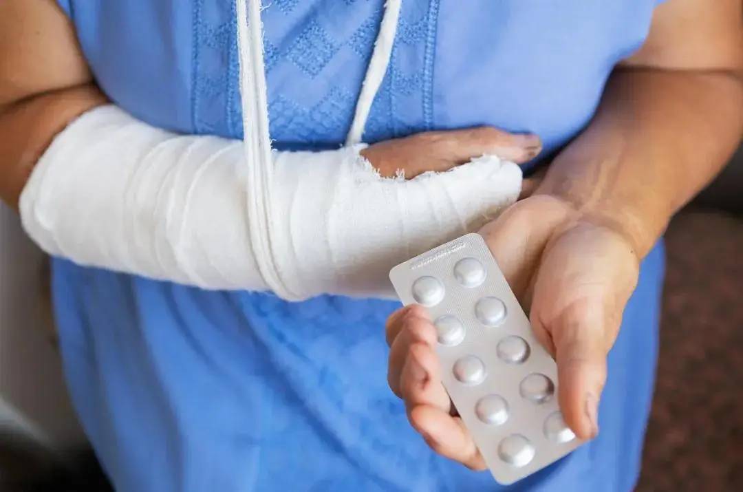 40 tuổi nhưng sáng nào ngủ dậy cũng đau lưng, tôi giật mình khi bác sĩ nói 40 tuổi nhưng sáng nào ngủ dậy cũng đau lưng, tôi giật mình khi bác sĩ nói