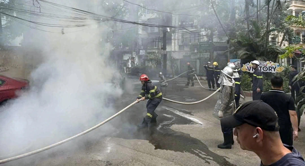 Xe ô tô cháy trơ khung khi đang đỗ trong ngõ ở Hà Nội - Ảnh 1.