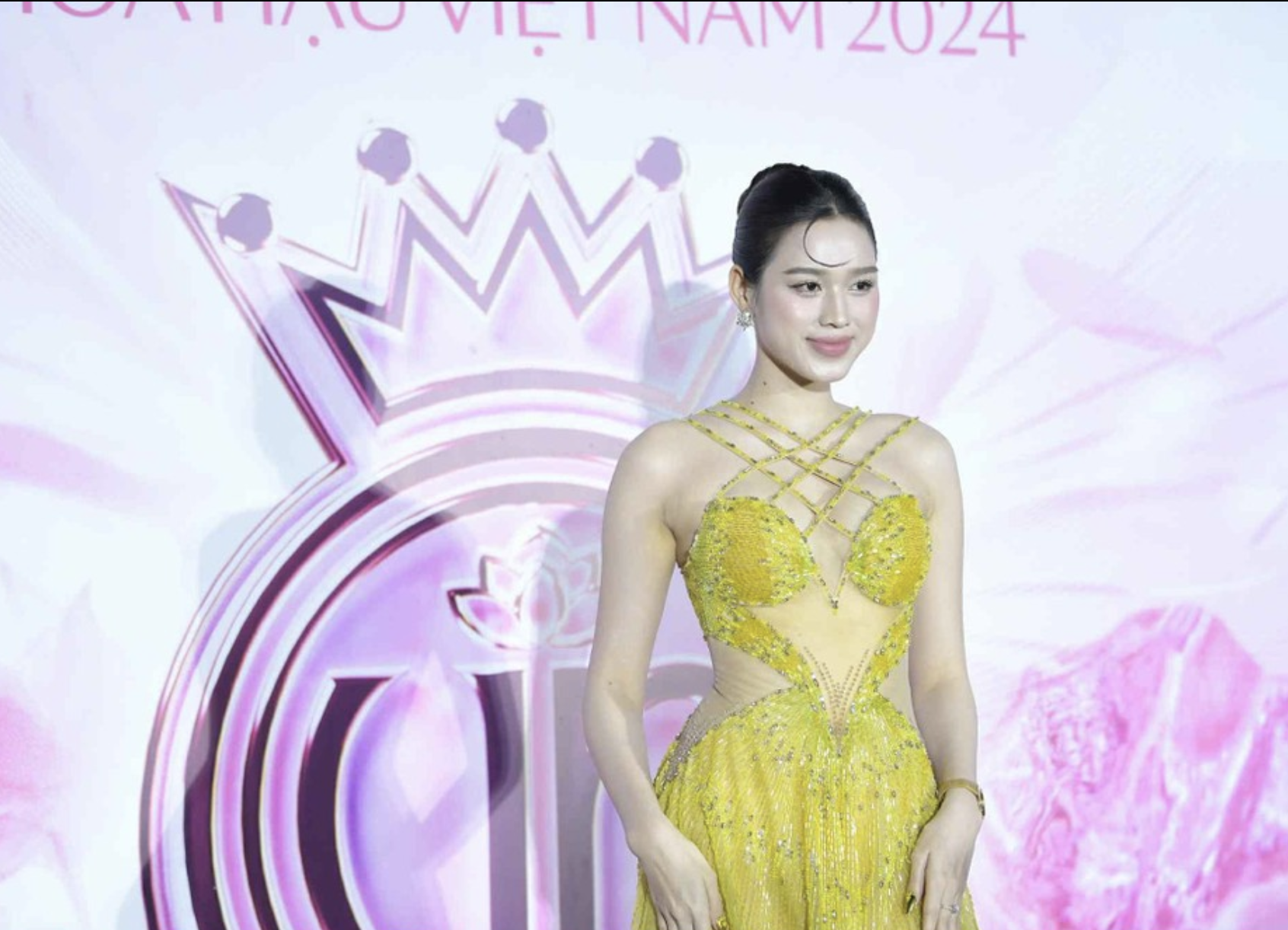 Hoa hậu Việt Nam quê Thanh Hoá táo bạo cuốn hút trên thảm đỏ chung khảo - Ảnh 3.