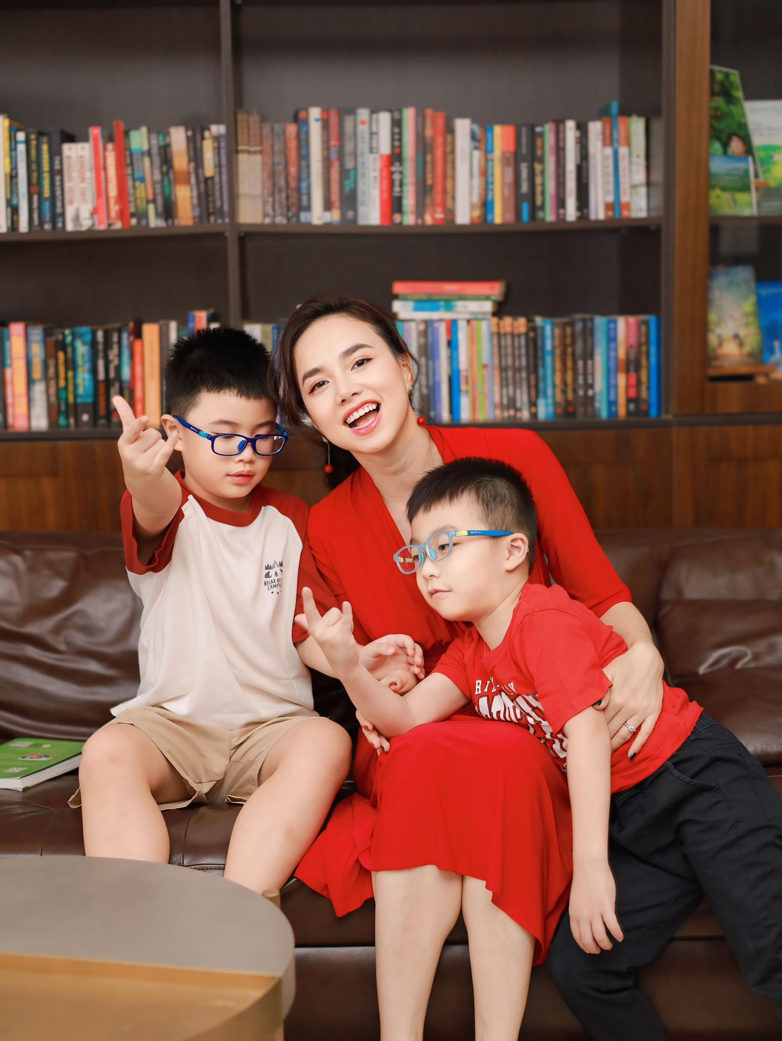 9 năm sau ngày cưới, Victor Vũ - Đinh Ngọc Diệp vẫn nắm chặt tay nhau đi khám bệnh, ân cần chăm sóc nhau mỗi ngày - Ảnh 6.