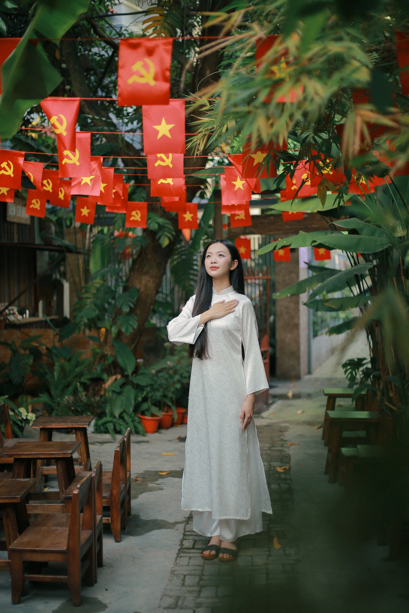 Concept cờ đỏ sao vàng ở nhiều quán cà phê Hà Nội hút khách, doanh thu tăng vọt- Ảnh 3.