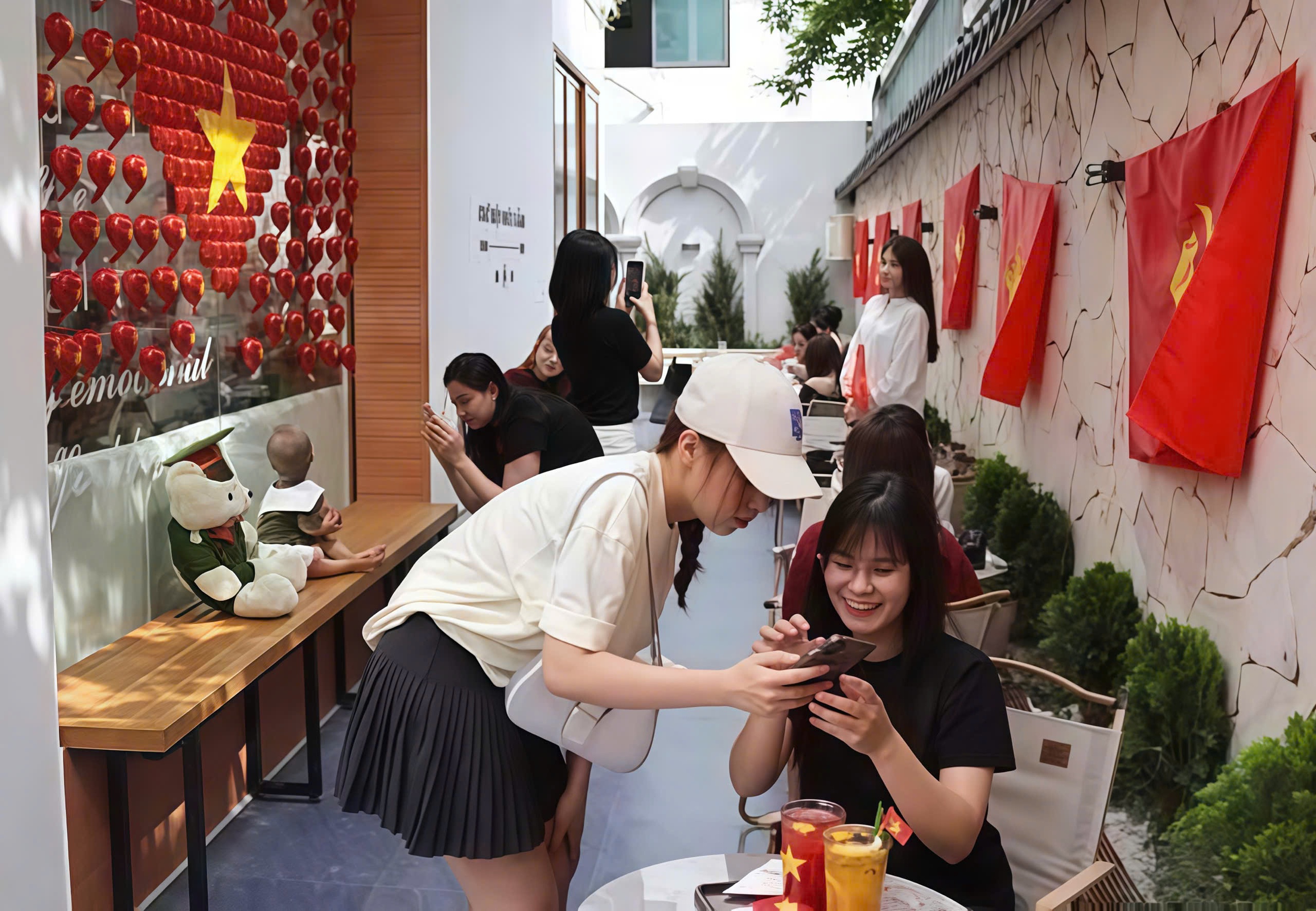 Concept cờ đỏ sao vàng ở nhiều quán cà phê Hà Nội hút khách, doanh thu tăng vọt- Ảnh 4.
