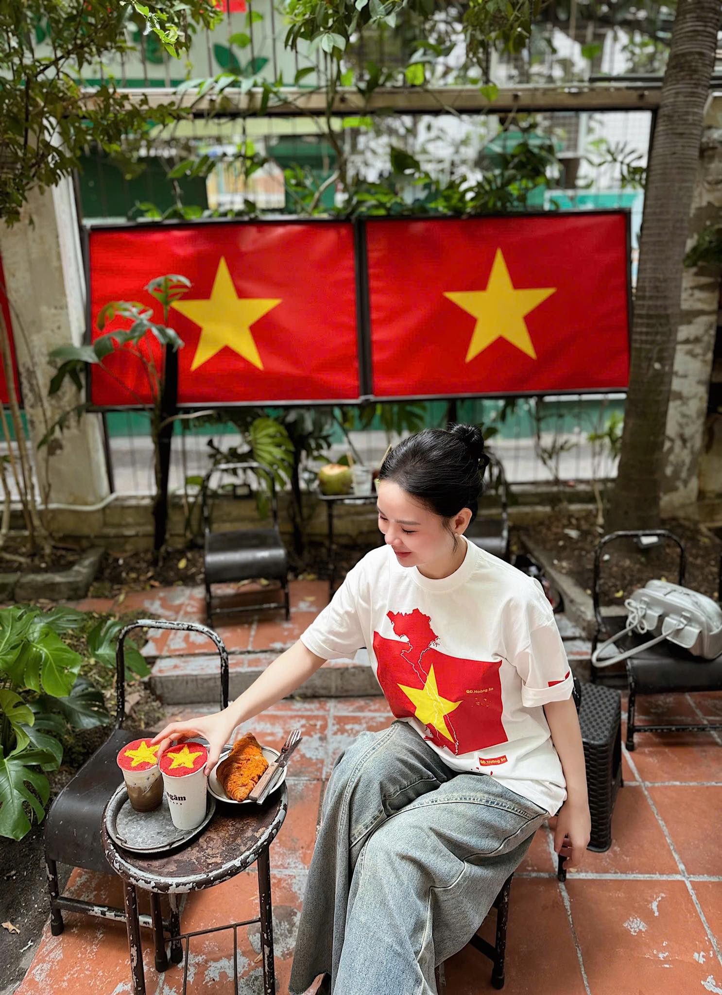 Giới trẻ lan tỏa mạnh mẽ trào lưu áo phông yêu nước dâng đầy cảm xúc trong cộng đồng - Ảnh 5.