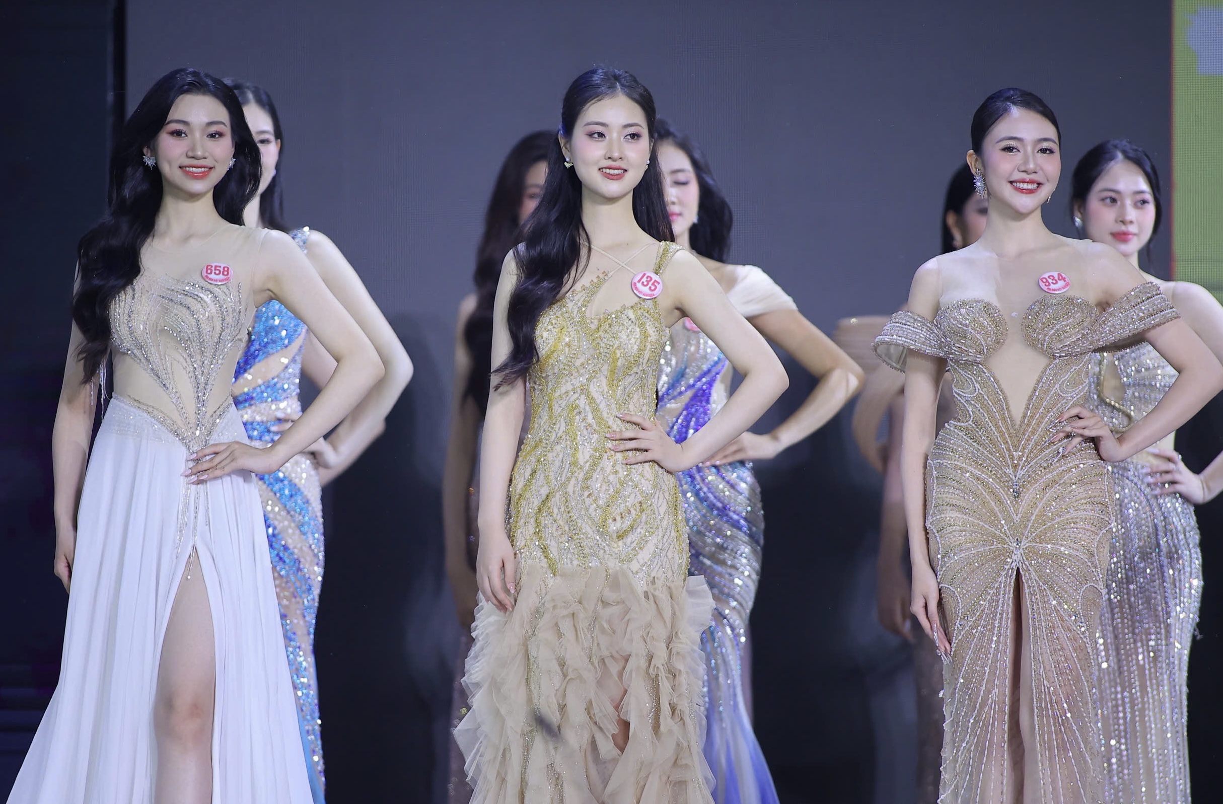 41 thí sinh Hoa hậu Việt Nam khoe dáng nóng bỏng trong trang phục bikini - Ảnh 11.