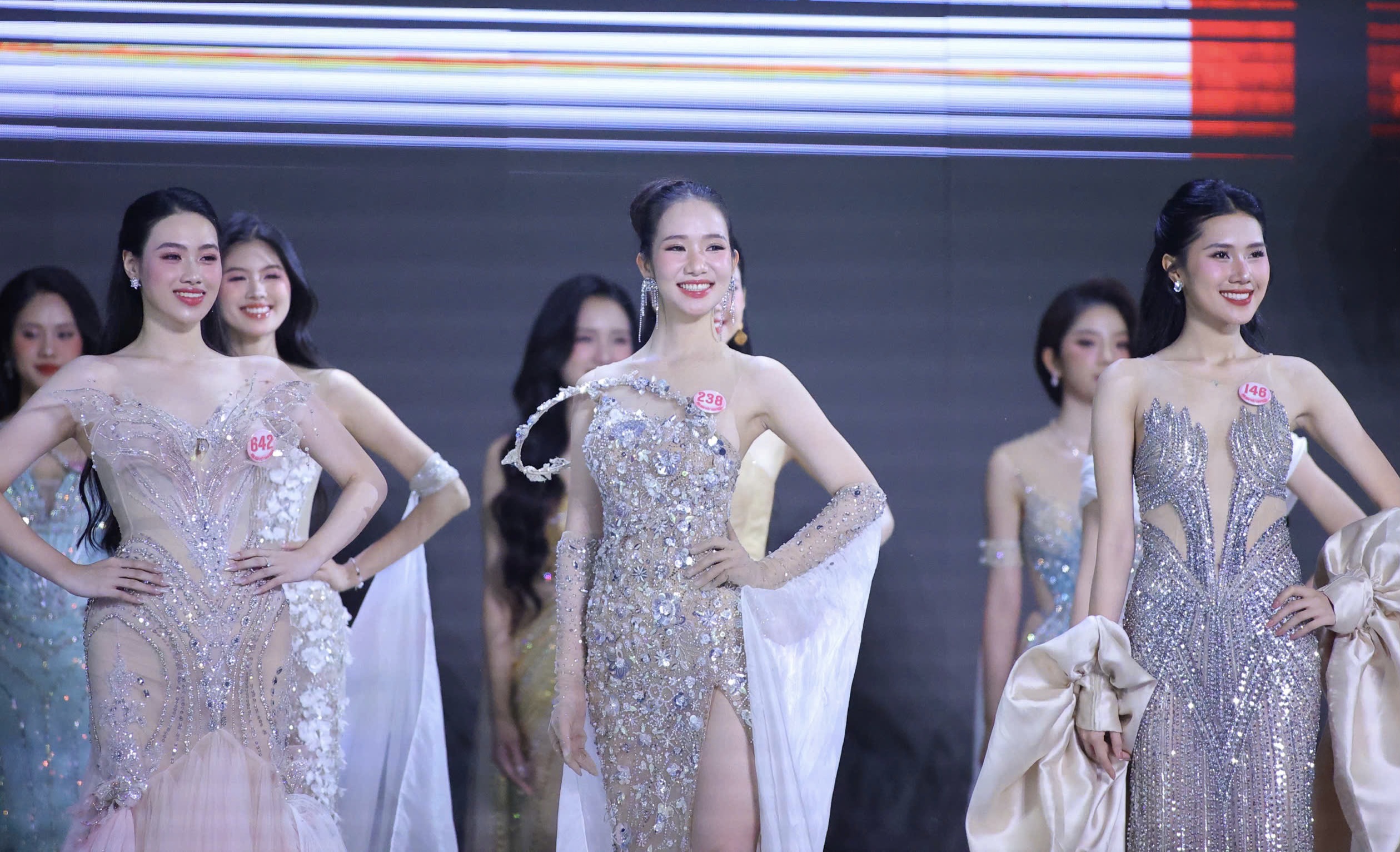 41 thí sinh Hoa hậu Việt Nam khoe dáng nóng bỏng trong trang phục bikini - Ảnh 12.