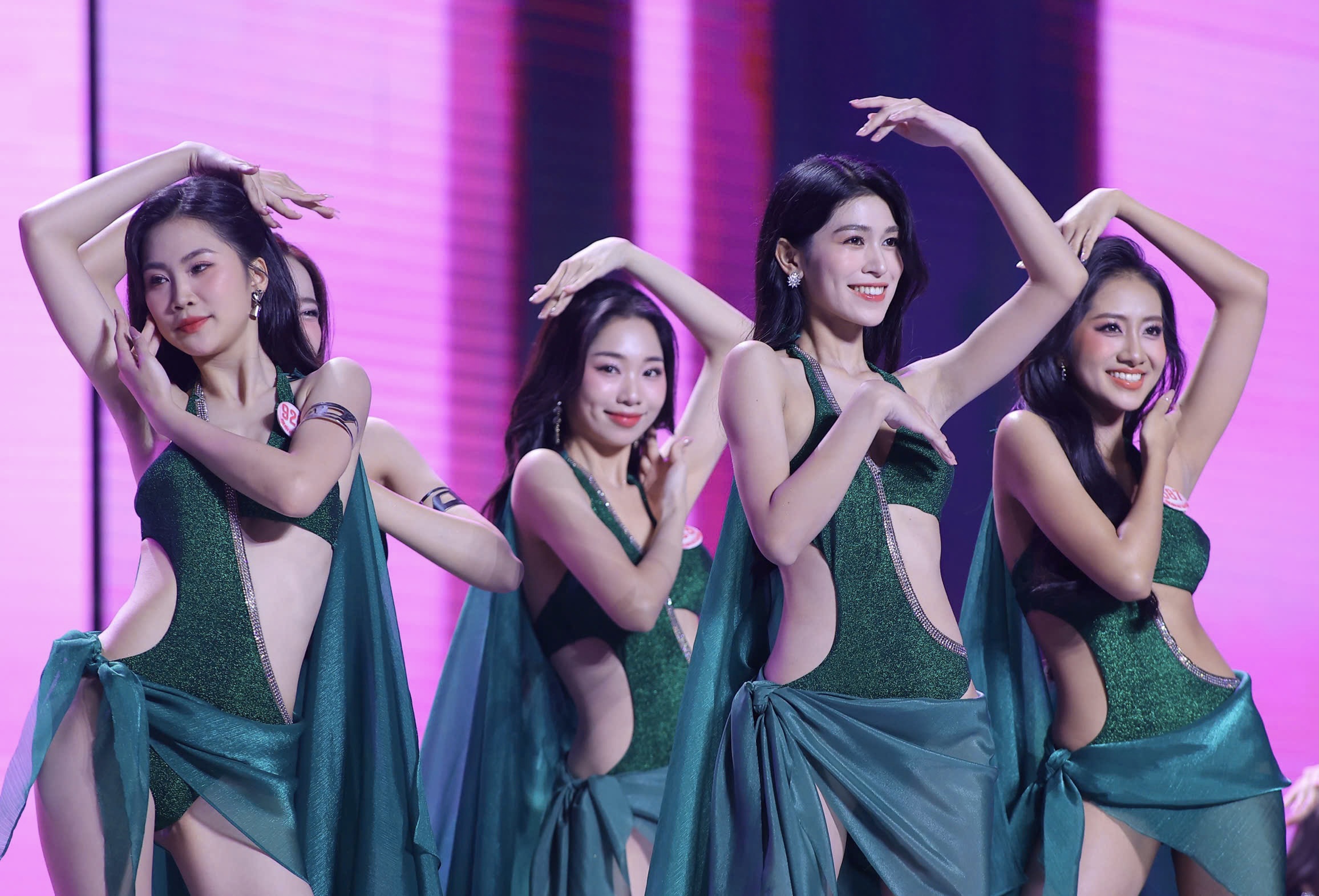 41 thí sinh Hoa hậu Việt Nam khoe dáng nóng bỏng trong trang phục bikini - Ảnh 7.