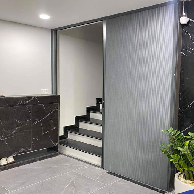 Cách hóa giải nhà có cửa chính đối diện cầu thang chuẩn phong thủy- Ảnh 6.