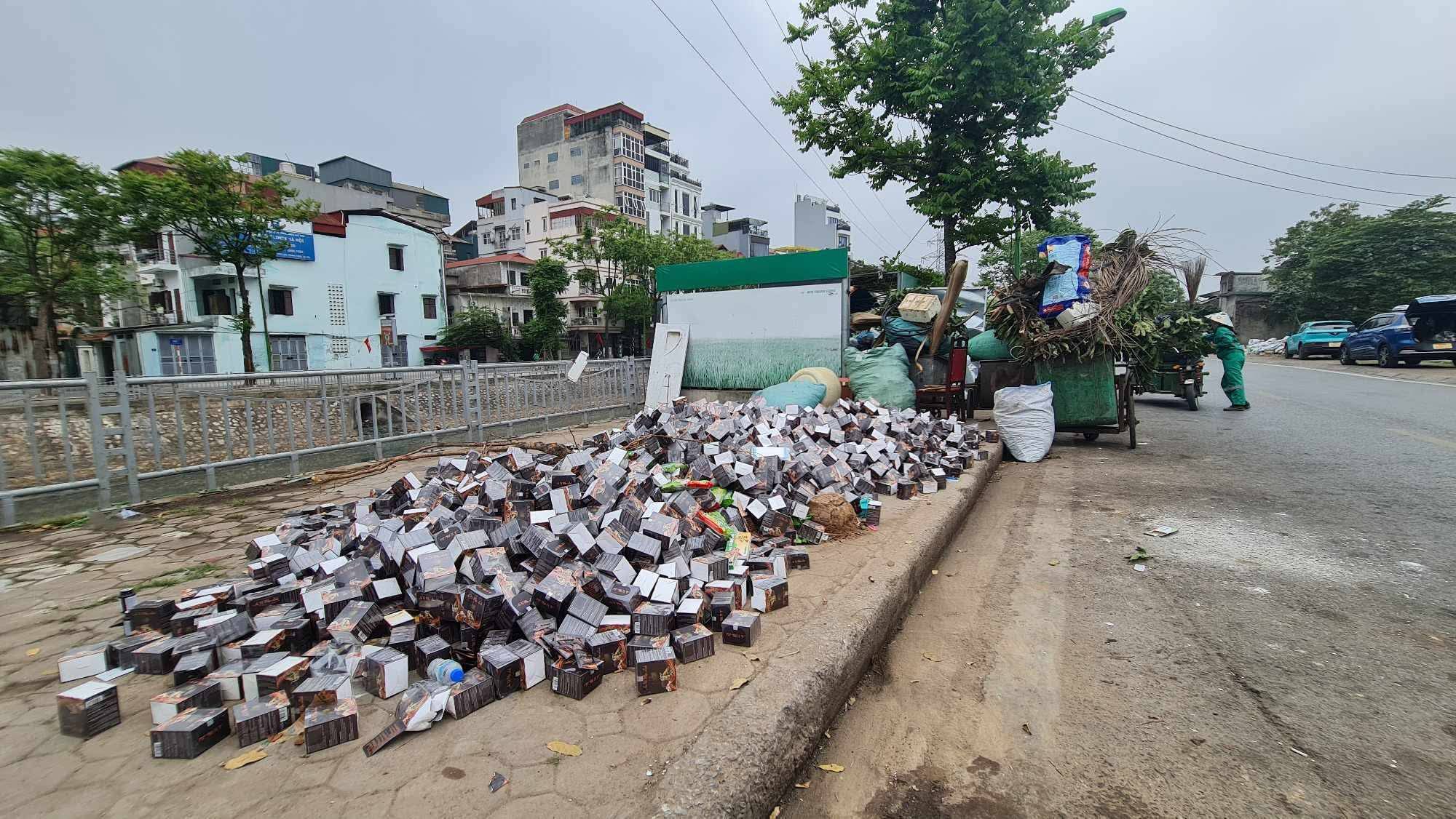 Hàng ngàn hộp thực phẩm bảo vệ sức khỏe An Vị Mộc Linh bị vứt tràn làn ở vỉa hè Hà Nội - Ảnh 4.
