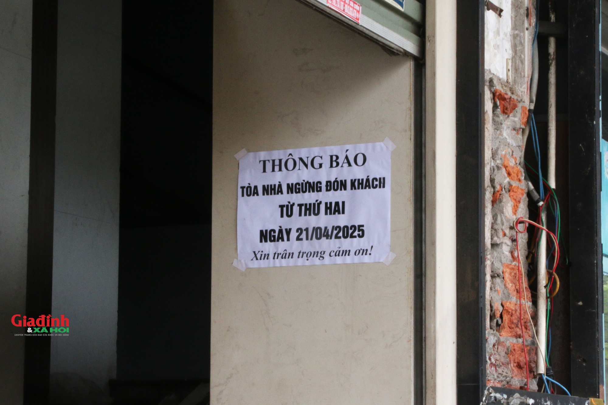 Các cơ sở kinh doanh khẩn trương tháo dỡ, di chuyển đồ đạc khỏi tòa nhà 'Hàm cá mập'- Ảnh 15.