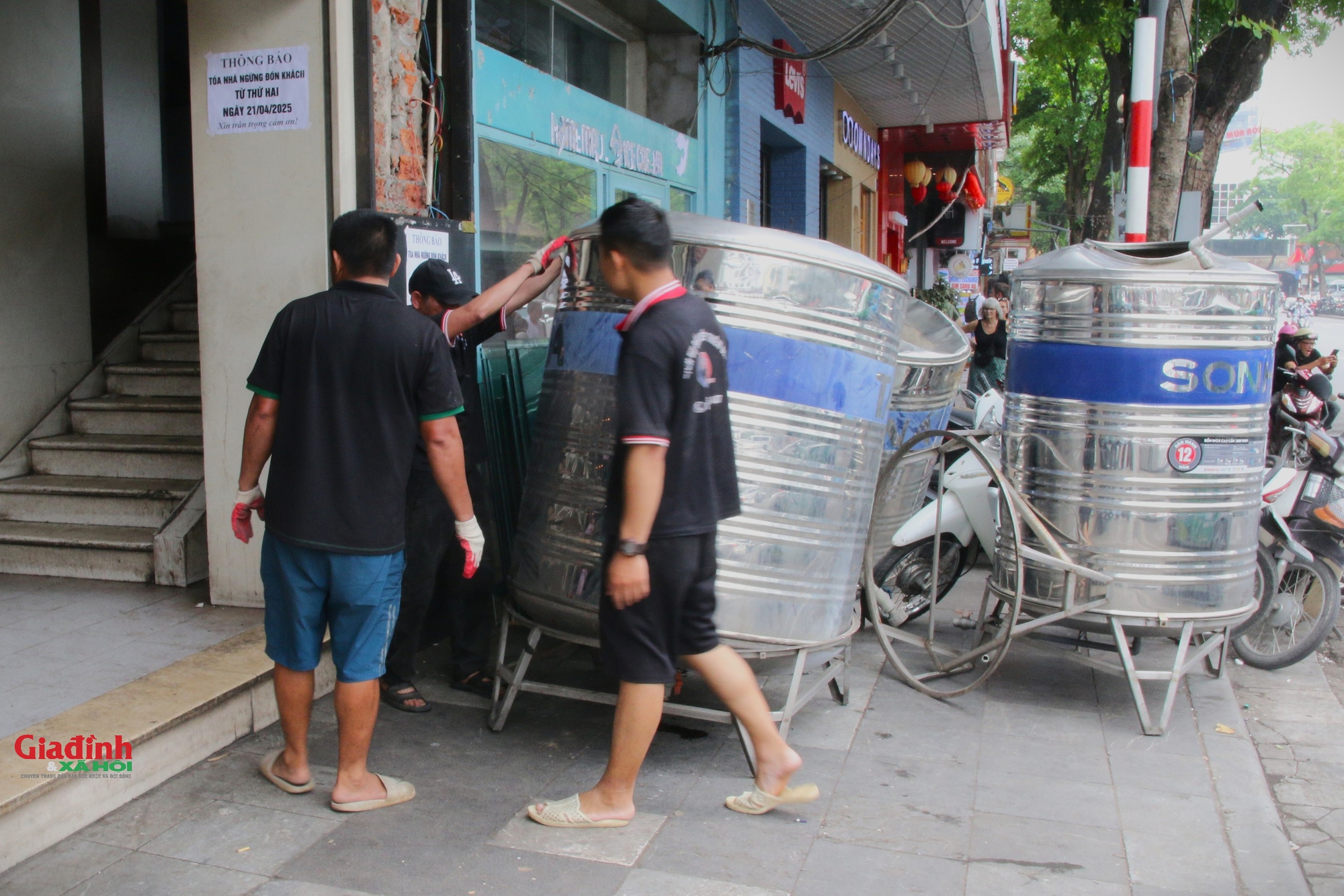 Các cơ sở kinh doanh khẩn trương tháo dỡ, di chuyển đồ đạc khỏi tòa nhà 'Hàm cá mập'- Ảnh 13.