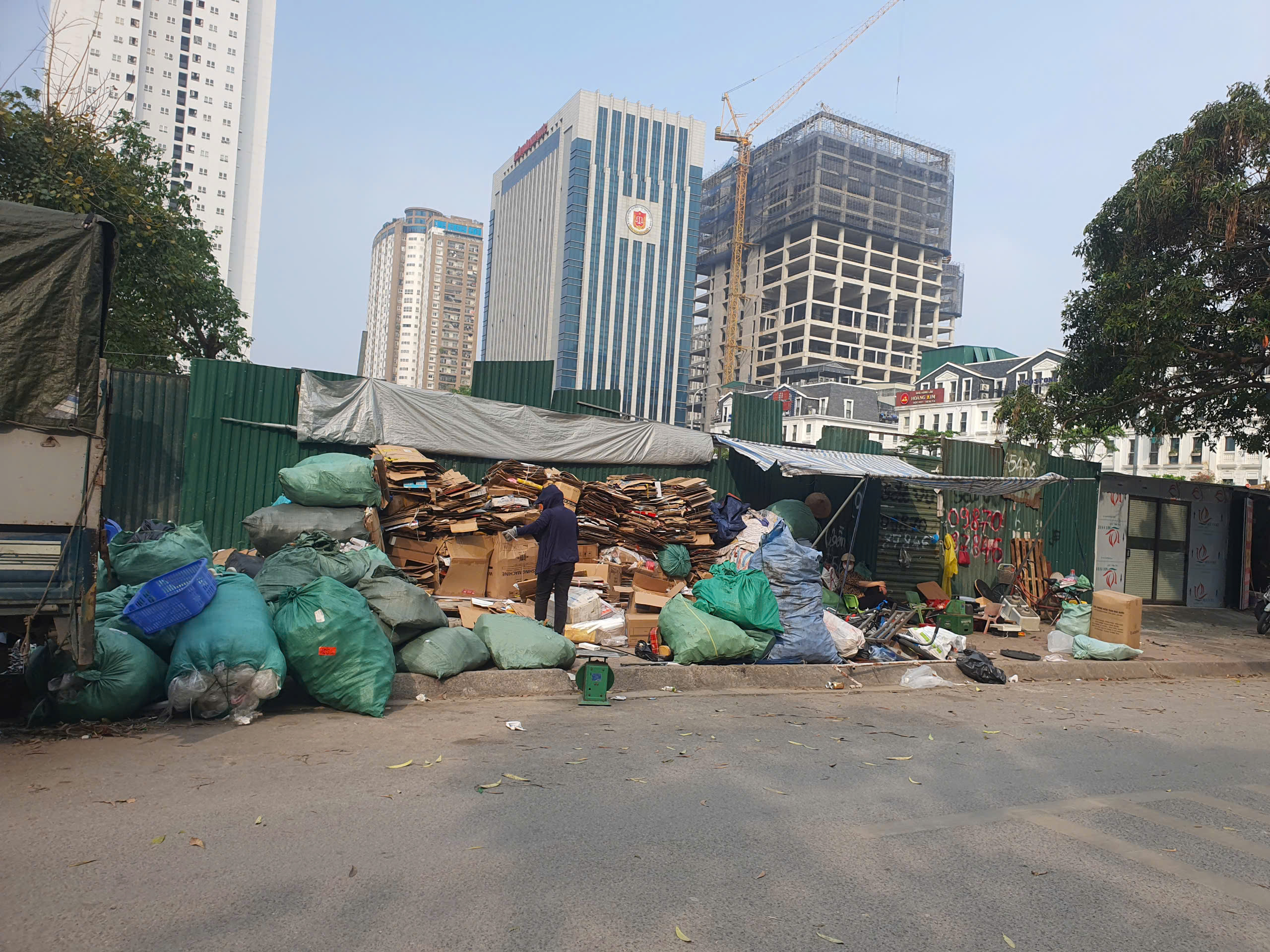 Hà Nội: 'Đất vàng' ở KĐT Nam Trung Yên vẫn bị chiếm dụng làm nơi kinh doanh trái phép- Ảnh 7.
