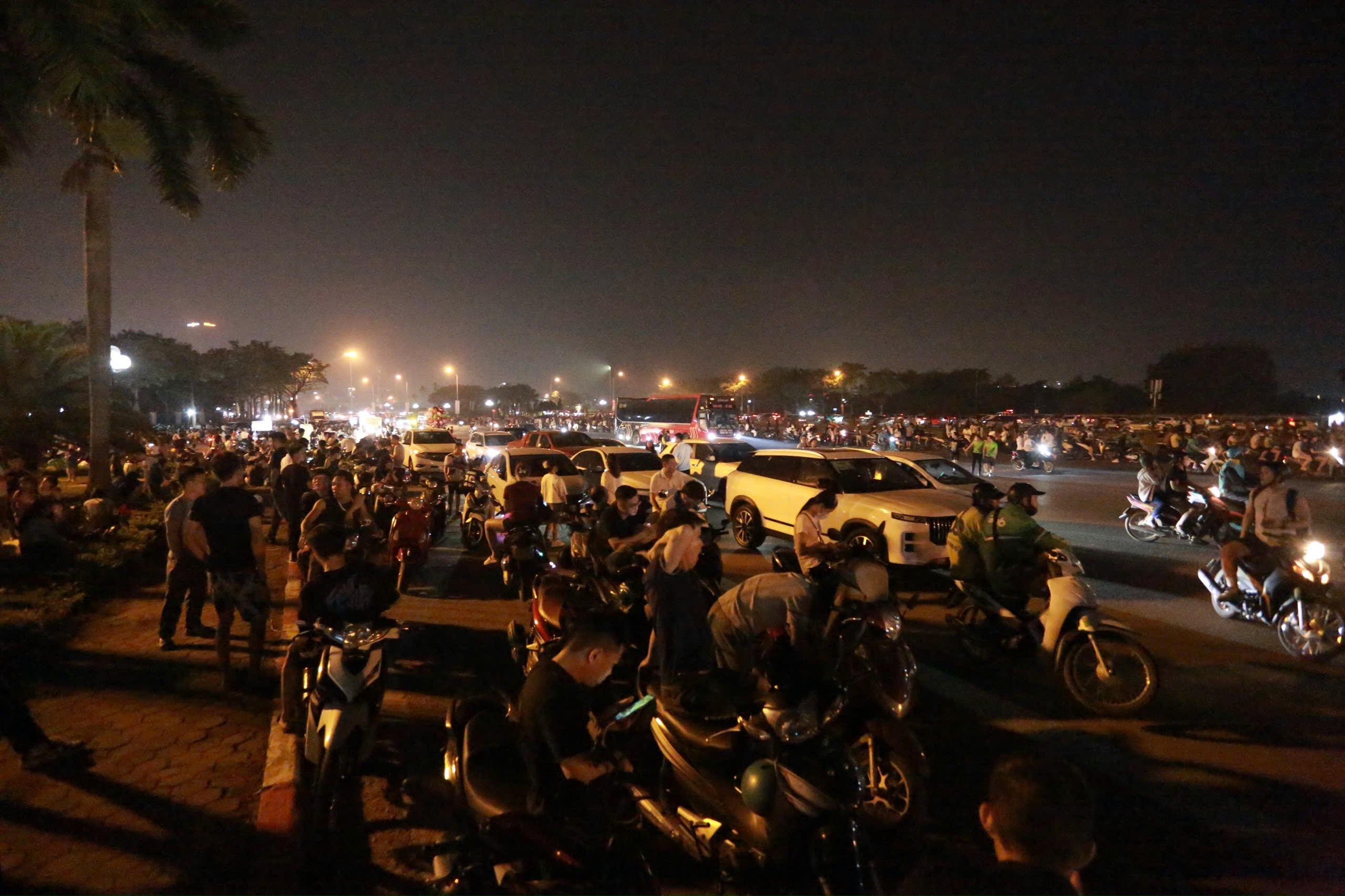 Pháo hoa rực trời Hà Nội trong chương trình 'Hẹn ước Bắc - Nam' - Ảnh 6.