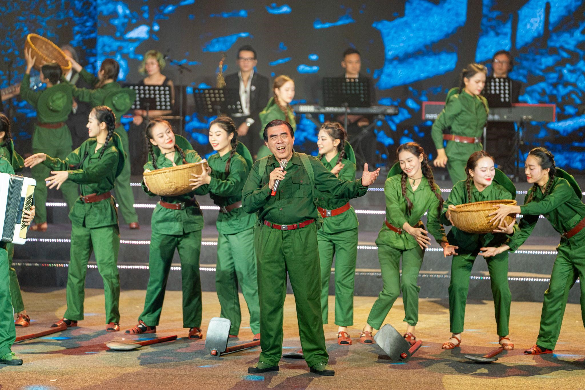 Sau thành công rực rỡ tại Đà Nẵng, "Đảng trong mùa xuân đại thắng" sẽ diễn ra tại Hà Nội- Ảnh 1.