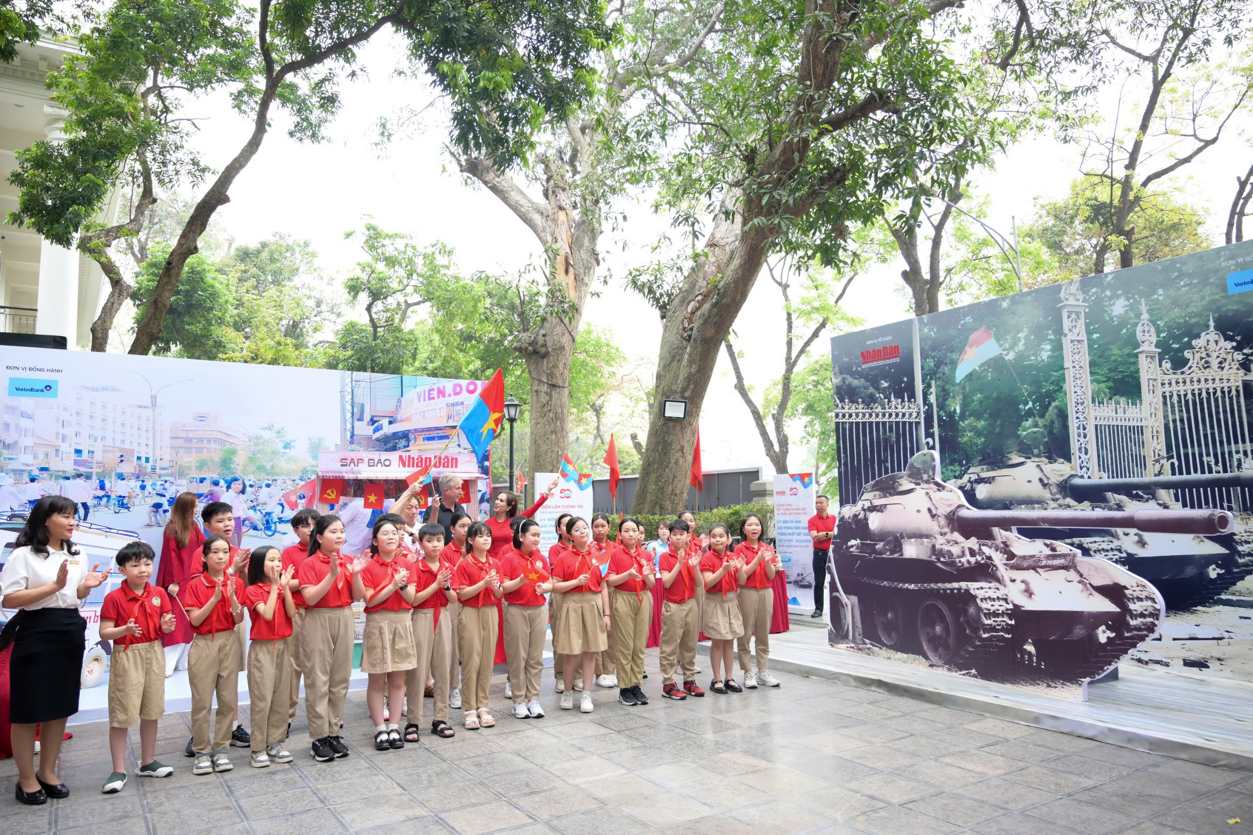 Triển lãm tương tác hướng về 50 năm Ngày Giải phóng miền Nam, thống nhất đất nước- Ảnh 3. Triển lãm tương tác hướng về 50 năm Ngày Giải phóng miền Nam, thống nhất đất nước- Ảnh 3.