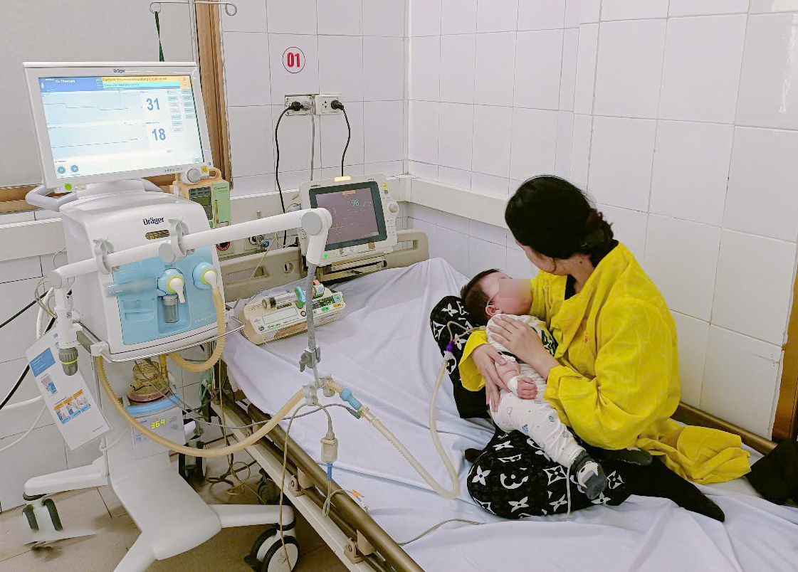Bé 7 tháng tuổi ở Quảng Ninh suy hô hấp do bệnh sởi biến chứng nặng - Ảnh 2.