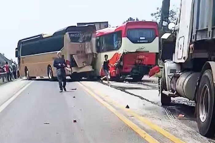 Tai nạn liên hoàn trên cao tốc Nội Bài - Lào Cai khiến 3 người bị thương- Ảnh 1.