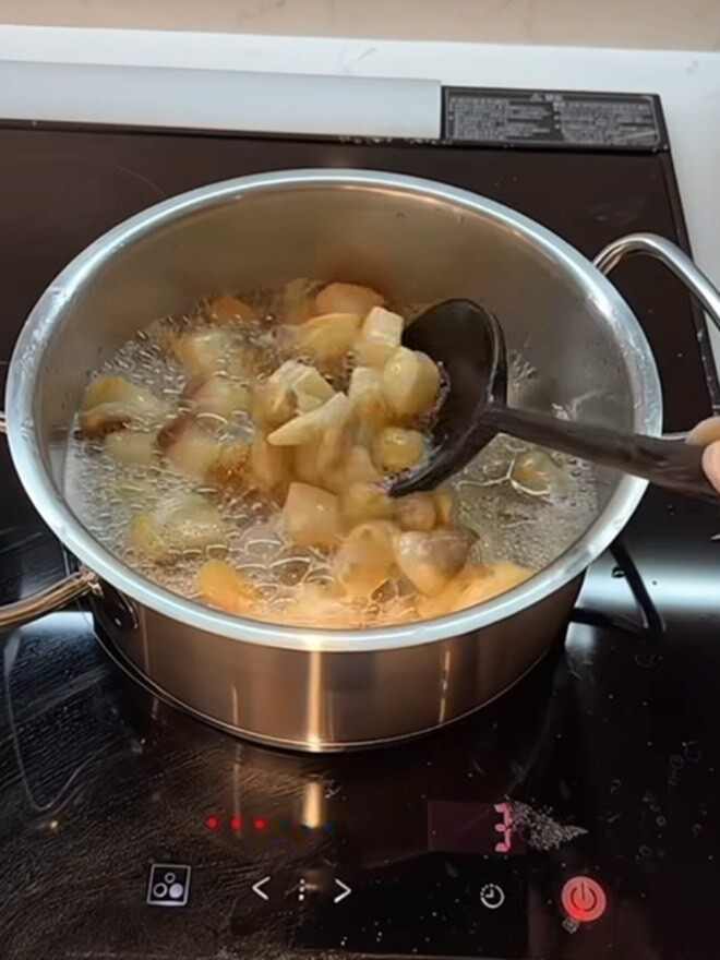 Á hậu Việt thảnh thơi nấu ăn trong căn nhà hàng chục tỷ: Toàn món ngon chị em tham khảo cho gia đình dịp nghỉ lễ- Ảnh 6. Á hậu Việt thảnh thơi nấu ăn trong căn nhà hàng chục tỷ: Toàn món ngon chị em tham khảo cho gia đình dịp nghỉ lễ- Ảnh 6.