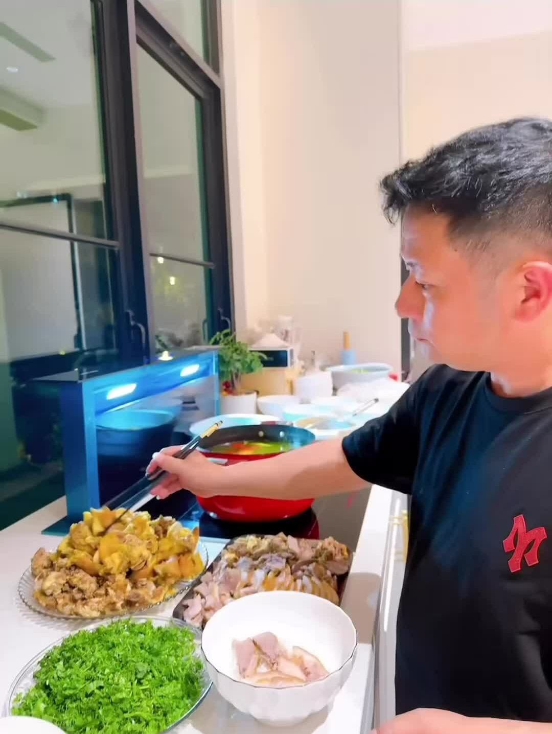 Nghỉ lễ, học Bằng Kiều nấu 'bún chửi' chuẩn vị Hà Nội- Ảnh 1. Nghỉ lễ, học Bằng Kiều nấu 'bún chửi' chuẩn vị Hà Nội- Ảnh 1.