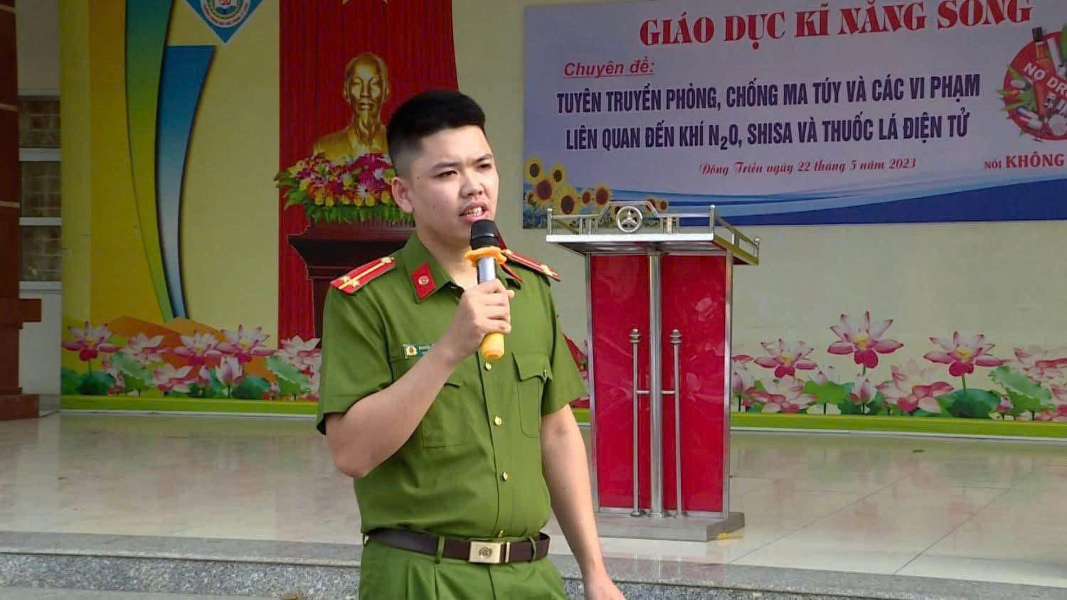 Thầy giáo miền Trung vẽ chân dung thiếu tá Nguyễn Đăng Khải: Bức tranh lay động hàng triệu trái tim người Việt- Ảnh 1.