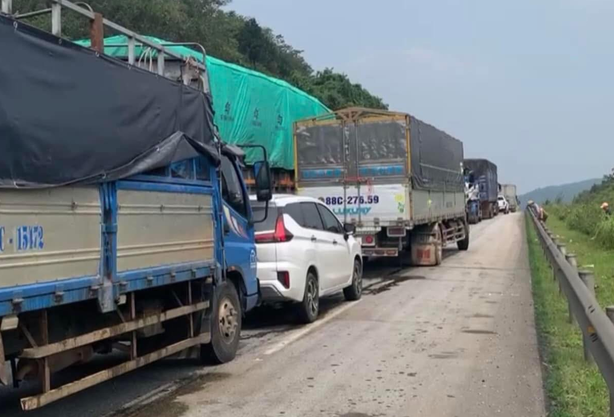 Tai nạn liên hoàn trên cao tốc Nội Bài - Lào Cai khiến 3 người bị thương- Ảnh 2.