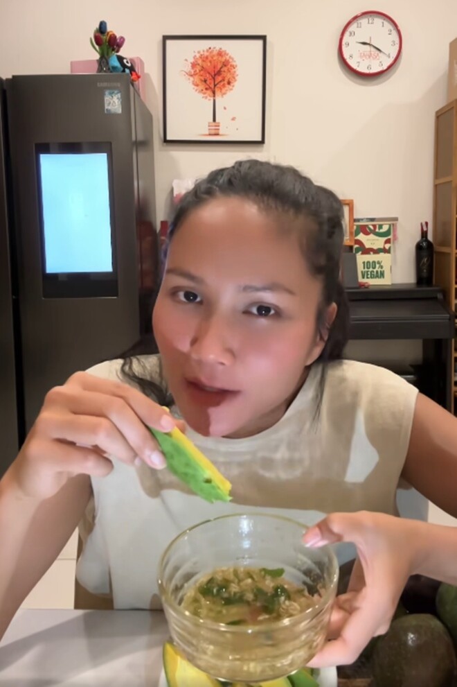 &quot;Hoa hậu nghèo nhất Việt Nam&quot; ăn bơ chấm nước mắm, chồng nhiếp ảnh gia lại thích cách khác - Ảnh 3.
