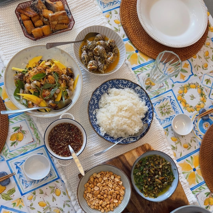 Tăng Thanh Hà hái xoài vườn nhà để trộn gỏi - Ảnh 2. Tăng Thanh Hà hái xoài vườn nhà để trộn gỏi - Ảnh 2.