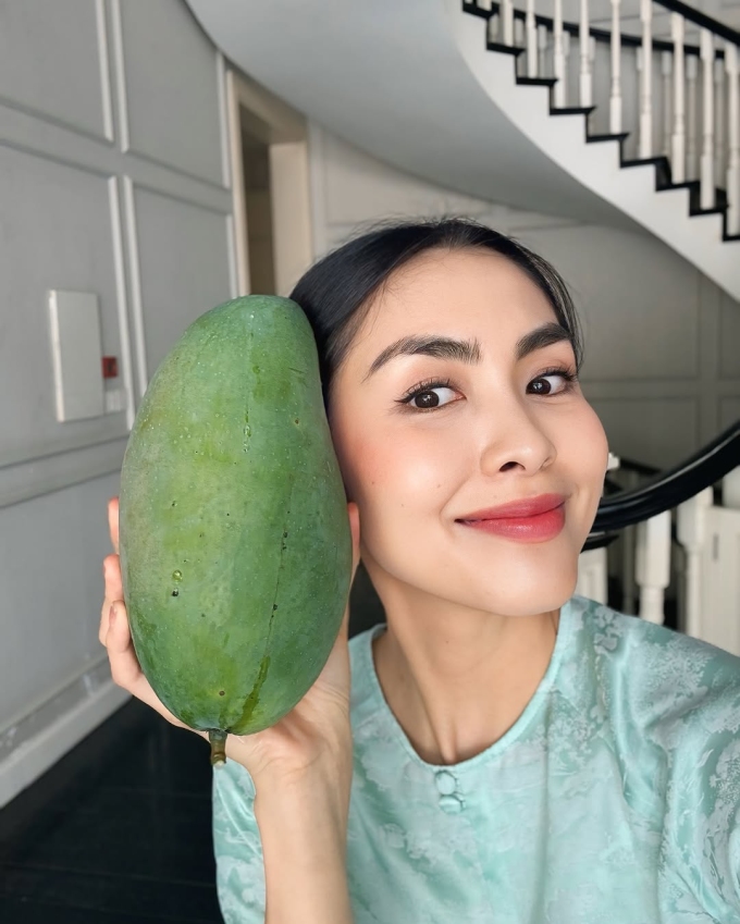 Tăng Thanh Hà hái xoài vườn nhà để trộn gỏi - Ảnh 1. Tăng Thanh Hà hái xoài vườn nhà để trộn gỏi - Ảnh 1.