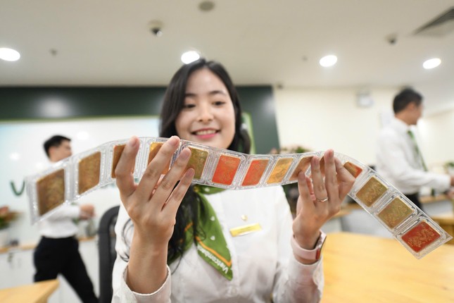Giá vàng hôm nay 24/4: Vàng SJC, vàng nhẫn Bảo Tín Minh Châu, Doji tăng nhanh trở lại sau 1 ngày giảm sâu- Ảnh 2.