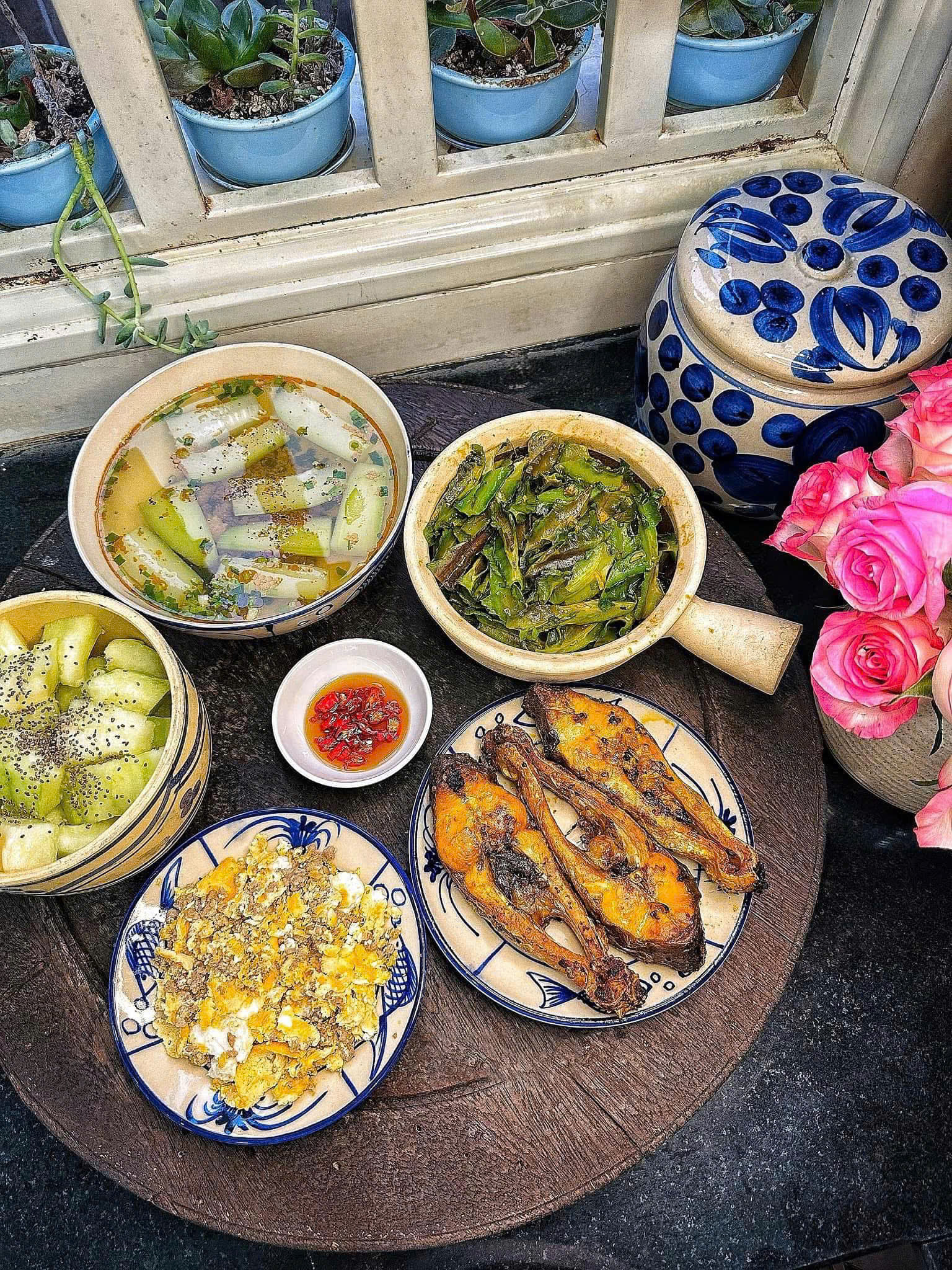 mâm cơm gia đình đơn giản mà ngon