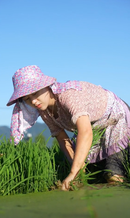23 tuổi ly hôn làm mẹ đơn thân, 27 tuổi phá sản, gánh nợ 3 tỷ đồng: Hiện tại trở thành chủ tịch "nuôi sống" cả ngôi làng- Ảnh 2. 23 tuổi ly hôn làm mẹ đơn thân, 27 tuổi phá sản, gánh nợ 3 tỷ đồng: Hiện tại trở thành chủ tịch "nuôi sống" cả ngôi làng- Ảnh 2.