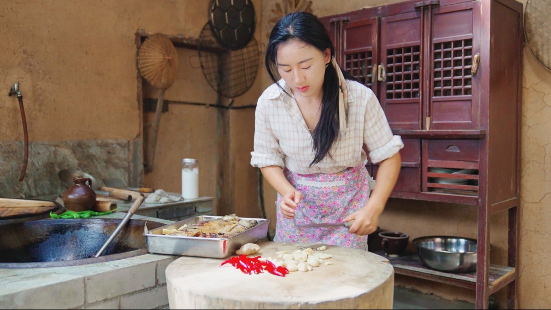 23 tuổi ly hôn làm mẹ đơn thân, 27 tuổi phá sản, gánh nợ 3 tỷ đồng: Hiện tại trở thành chủ tịch "nuôi sống" cả ngôi làng- Ảnh 1. 23 tuổi ly hôn làm mẹ đơn thân, 27 tuổi phá sản, gánh nợ 3 tỷ đồng: Hiện tại trở thành chủ tịch "nuôi sống" cả ngôi làng- Ảnh 1.