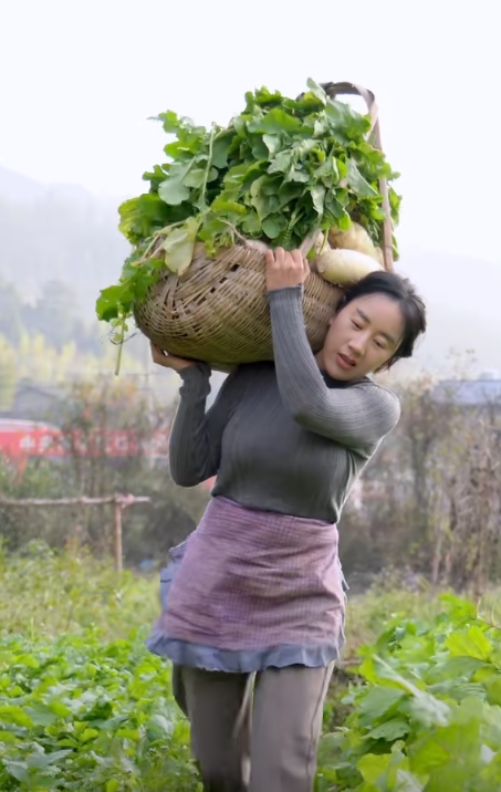 23 tuổi ly hôn làm mẹ đơn thân, 27 tuổi phá sản, gánh nợ 3 tỷ đồng: Hiện tại trở thành chủ tịch "nuôi sống" cả ngôi làng- Ảnh 3. 23 tuổi ly hôn làm mẹ đơn thân, 27 tuổi phá sản, gánh nợ 3 tỷ đồng: Hiện tại trở thành chủ tịch "nuôi sống" cả ngôi làng- Ảnh 3.