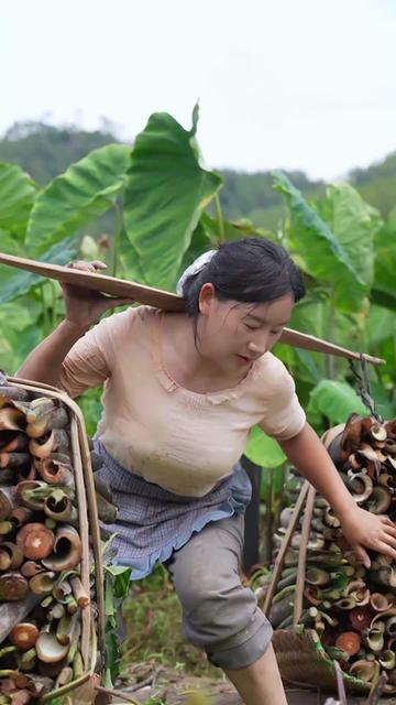 23 tuổi ly hôn làm mẹ đơn thân, 27 tuổi phá sản, gánh nợ 3 tỷ đồng: Hiện tại trở thành chủ tịch "nuôi sống" cả ngôi làng- Ảnh 7. 23 tuổi ly hôn làm mẹ đơn thân, 27 tuổi phá sản, gánh nợ 3 tỷ đồng: Hiện tại trở thành chủ tịch "nuôi sống" cả ngôi làng- Ảnh 7.