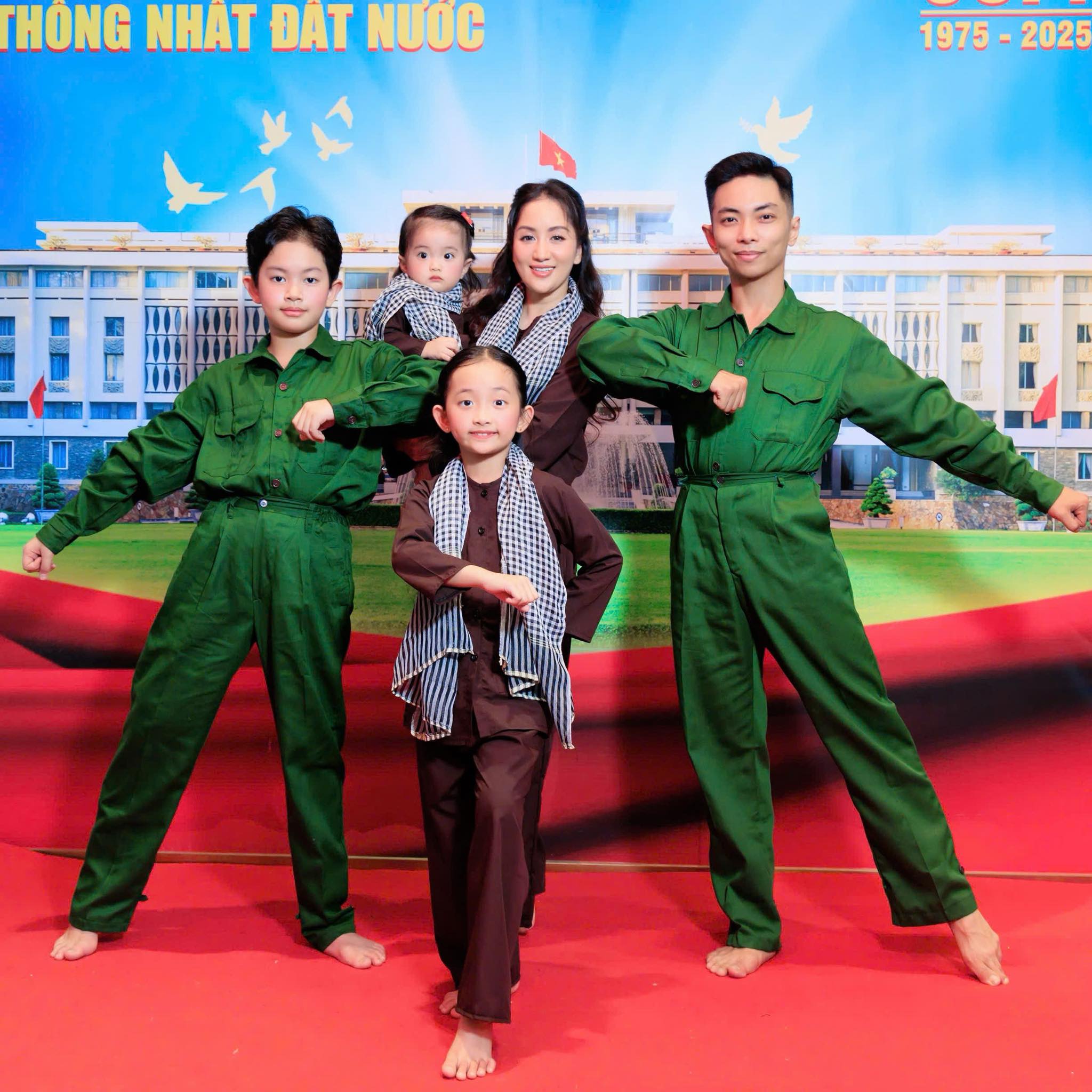 3 con nhà Khánh Thi - Phan Hiển đáng yêu trong bộ ảnh  kỷ niệm 50 năm Ngày Giải phóng Miền Nam - Ảnh 2.