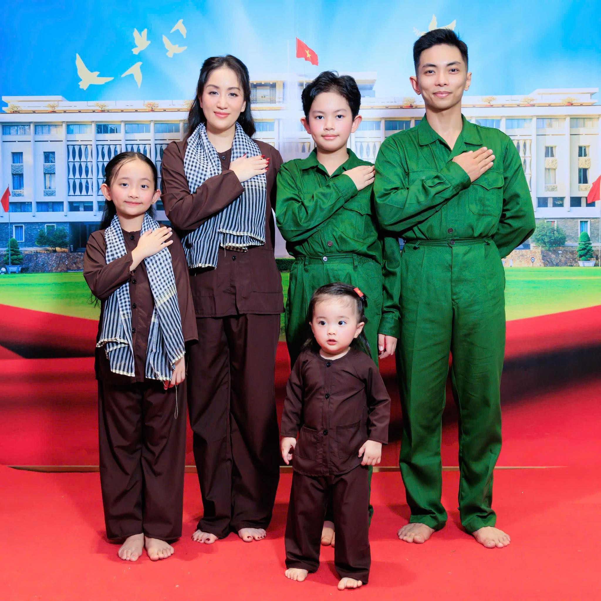 3 con nhà Khánh Thi - Phan Hiển đáng yêu trong bộ ảnh  kỷ niệm 50 năm Ngày Giải phóng Miền Nam - Ảnh 5.