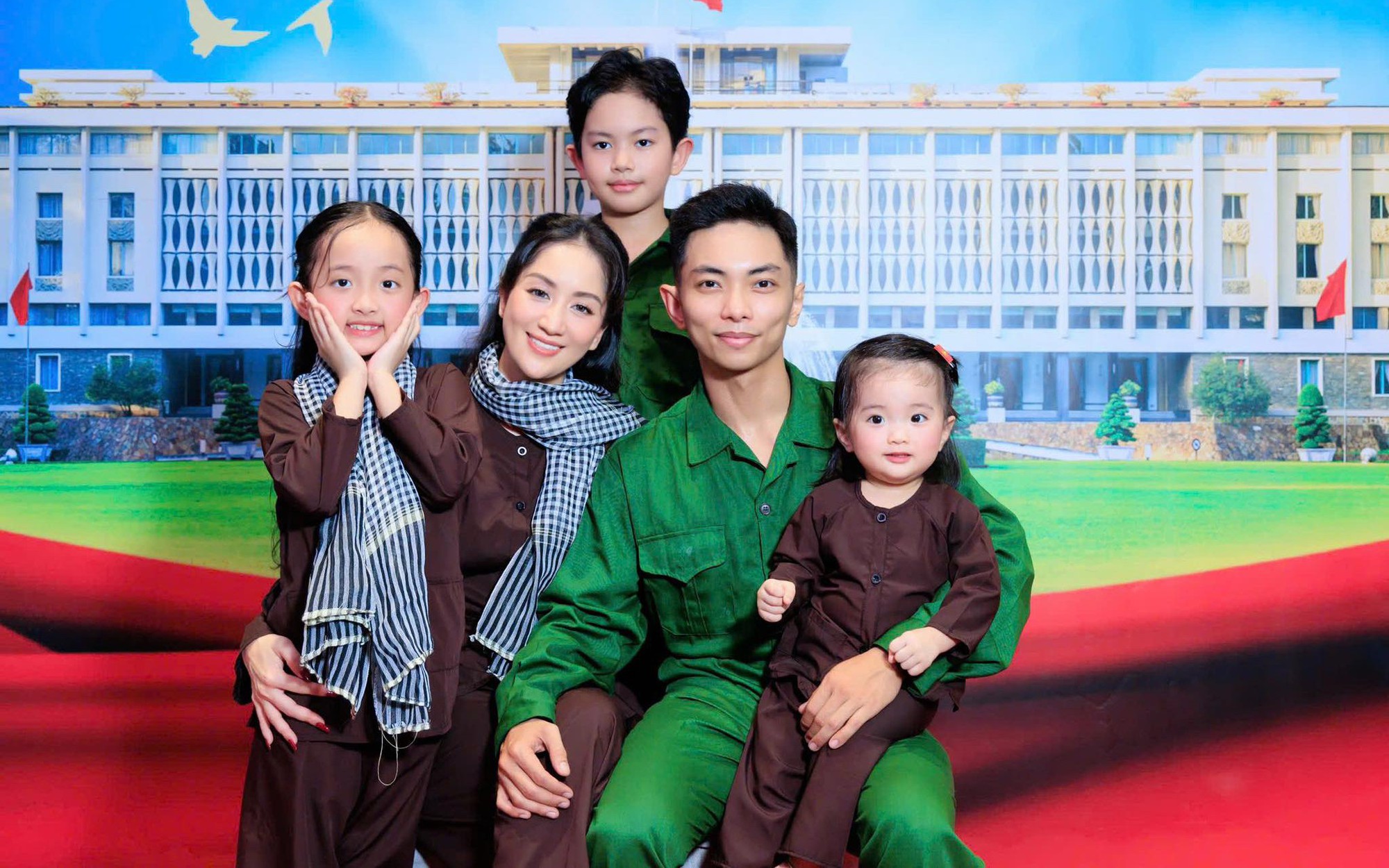 khanh-thi-phan-hien-4-1745665601020837105203-84-0-1364-2048-crop-1745667044026590459865.jpg