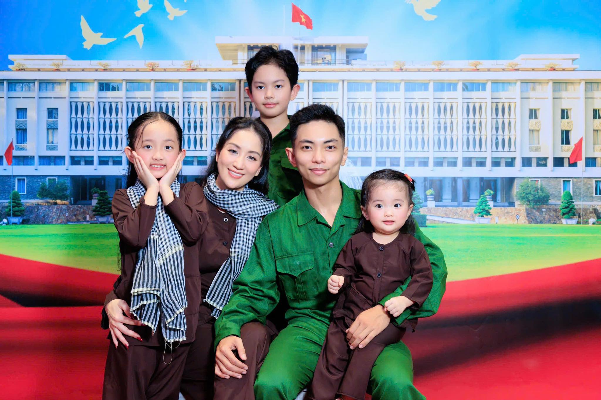 3 con nhà Khánh Thi - Phan Hiển đáng yêu chụp ảnh kỉ niệm 30/4