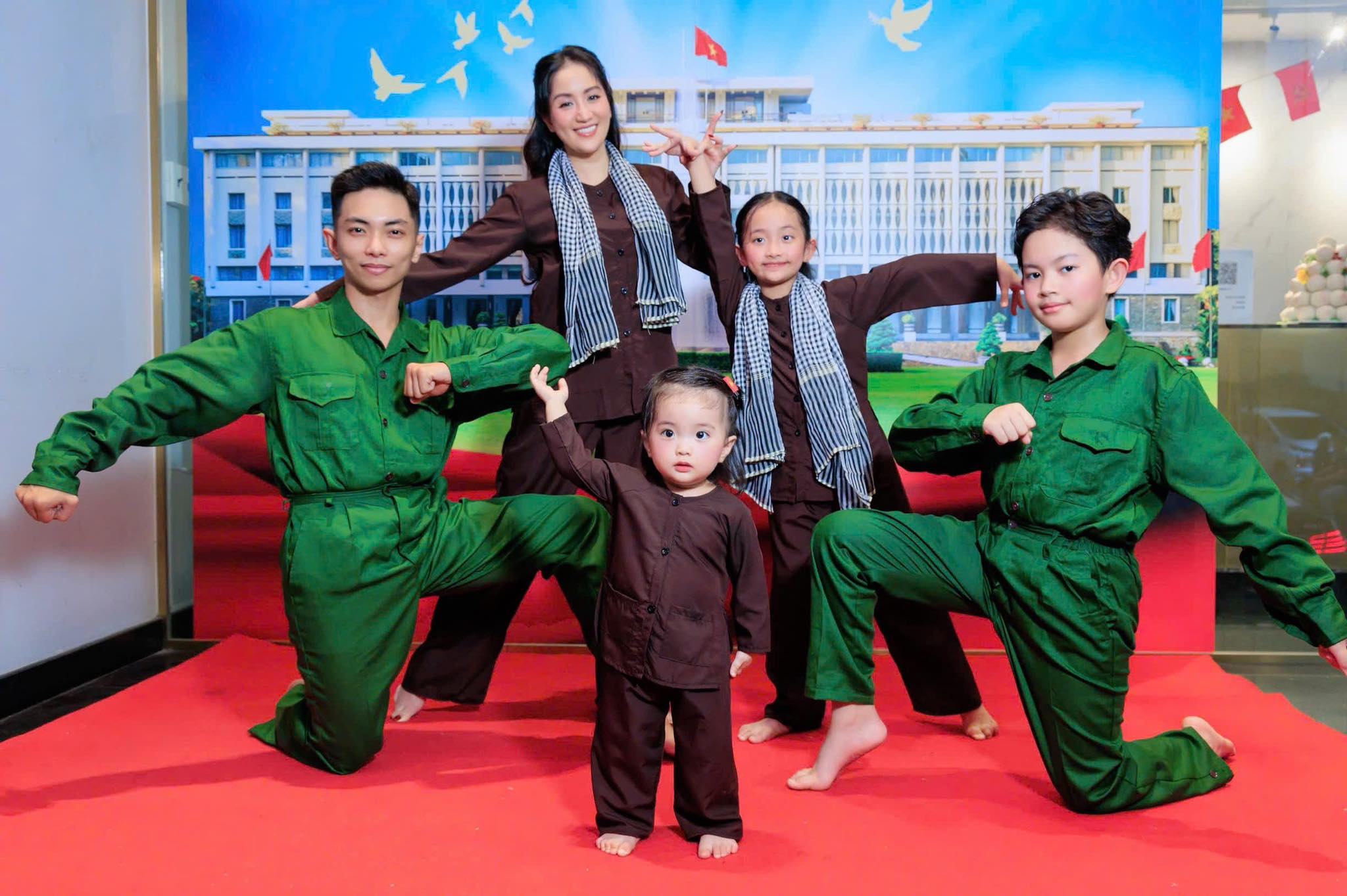 3 con nhà Khánh Thi - Phan Hiển đáng yêu trong bộ ảnh  kỷ niệm 50 năm Ngày Giải phóng Miền Nam - Ảnh 6.